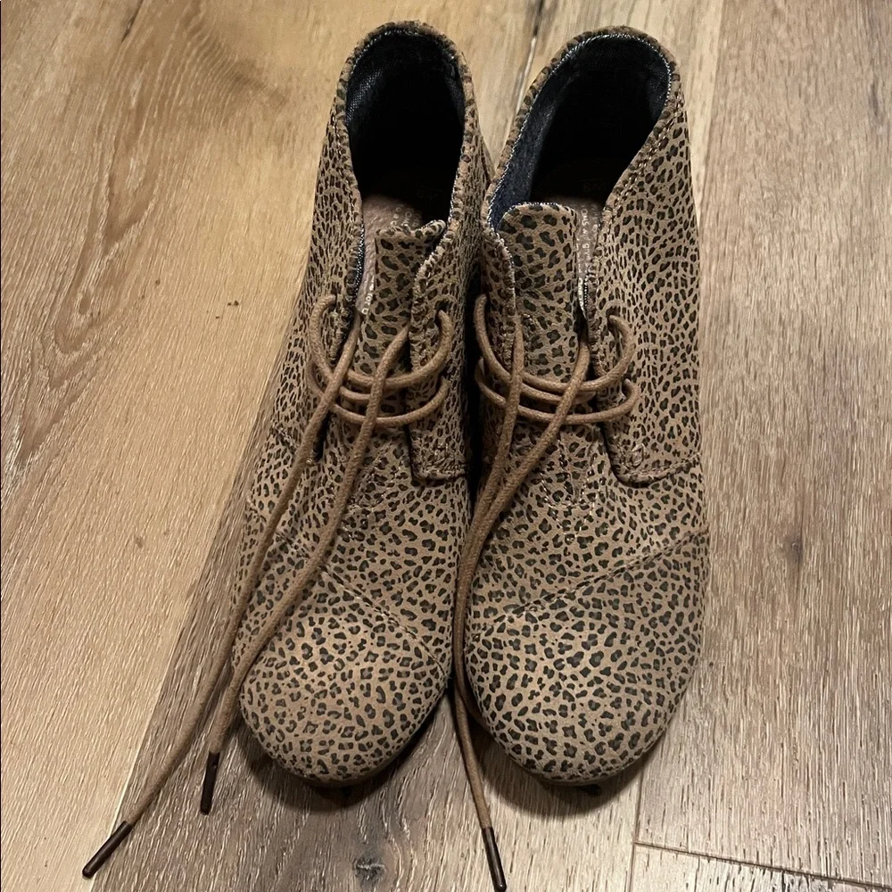 Tom’s lace-up ankle boots, cheetah print women’s size 9